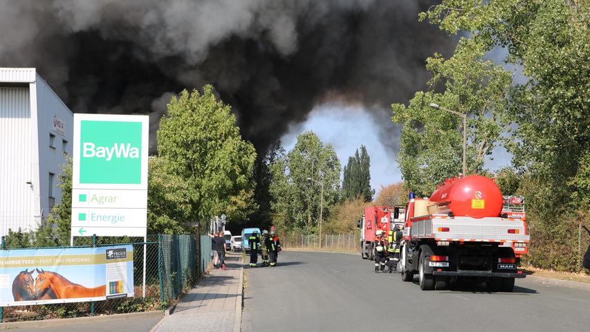 Der verbrannte Müll sorgte für eine tiefschwarze Rauchwolke im Stadtwesten.