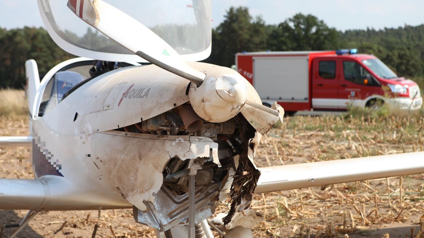 Das Flugzeug trug durch die Notlandung erheblichen Schaden davon: Die Spitze bohrte sich mitsamt der Rotorblätter in den Ackerboden.