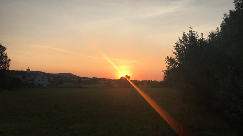Mit diesem Sonnenuntergang aus Thalmässing geht der dritte Tag von Benjamins Reise zu Ende. Morgen geht es dann in Richtung Norden, nach Sindersdorf bei Hilpoltstein. Einen guten Abend euch allen!