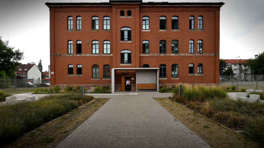 Kantig und rot steht das renovierte Backsteingebäude auf dem Kasernengelände.