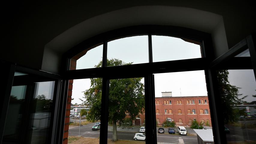 Blick aus einem der großen Fenster des Altbaus.