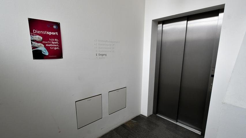 "Dienstsport hält fit" - aber manchmal ist ein moderner Aufzug auch sehr verlockend. Das Gebäude ist behindertengerecht umgebaut.