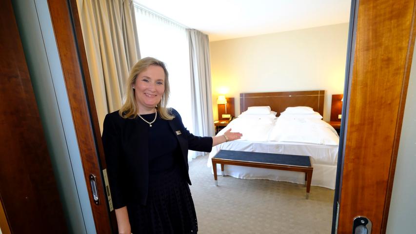 Einblick ins Sheraton Hotel in Nürnberg: Die stellvertretende Direktorin Victoria Papst öffnet die Türen zu einer Suite, deren kleine Besonderheiten, das Interieur ausmachen.