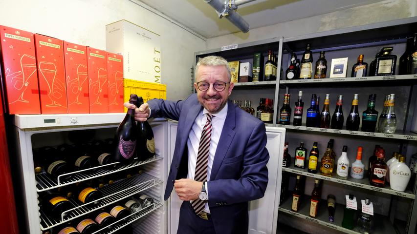 Volker Windhöfel, der Direktor des Le Méridien Grand Hotels, präsentiert die edelsten Getränke, die die prominenten Gäste in seinem Haus gerne trinken.