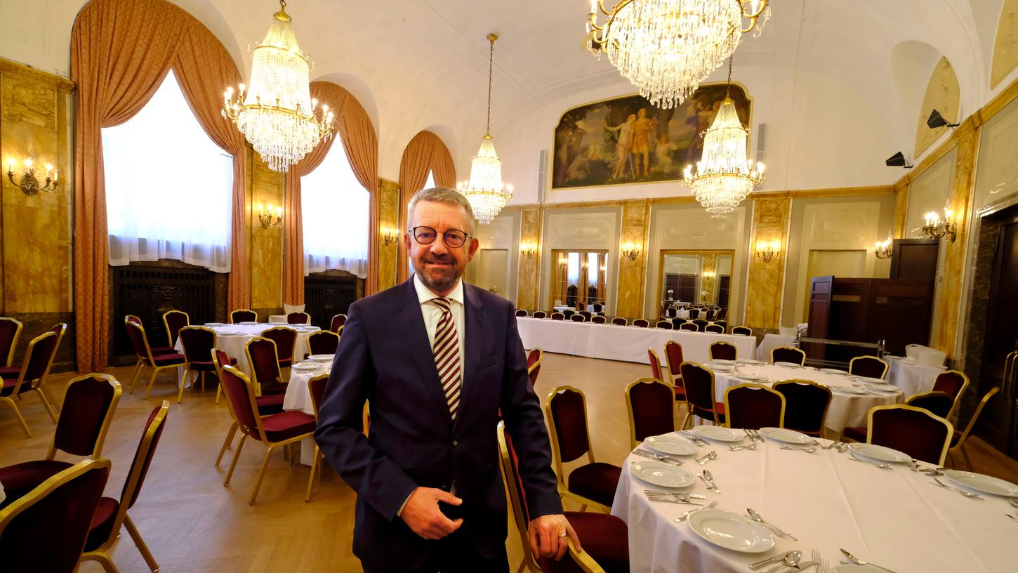 Speisesaal der Extraklasse: Volker Windhöfel, der Direktor des Le Méridien Grand Hotels, zeigt die prunkvolle Ausrichtung des Restaurants.
