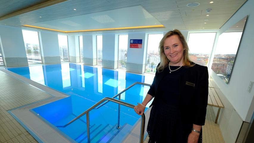 Einblick ins Sheraton Hotel in Nürnberg: Die stellvertretende Direktorin Victoria Papst zeigt das hoteleigene Schwimmbad. Prominente ziehen hier meist ihre Bahnen, wenn sonst kein Gast im Wasser ist.