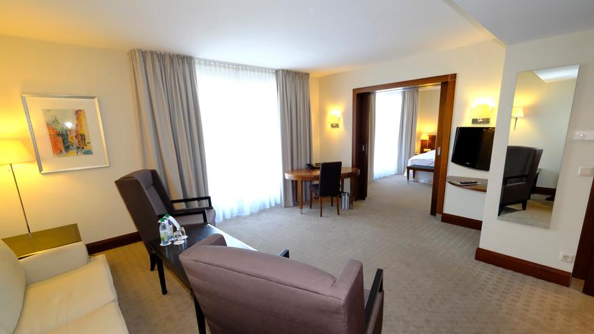 Einblick ins Sheraton Hotel in Nürnberg: Zeitlos und schick, so lässt sich die Einrichtung in der Suite in dem Hotel beschreiben.