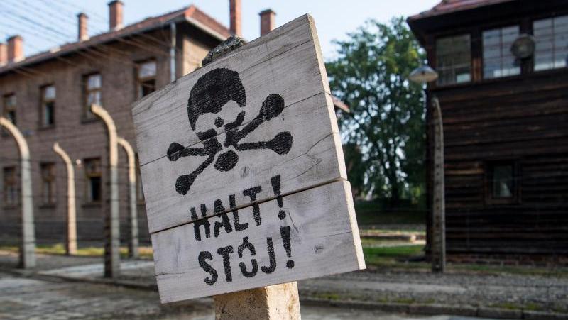 "Halt! Stoj!" steht auf einem Holzschild am Tor zum Konzentrationslager Auschwitz. 2020 jährt sich die Befreiung des Lagers zum 75. Mal.