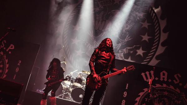 Der Aufsteller im Hintergrund verrät es: Blackie Lawless steht seit dem Gründungsjahr 1982 für W.A.S.P. auf der Bühne.