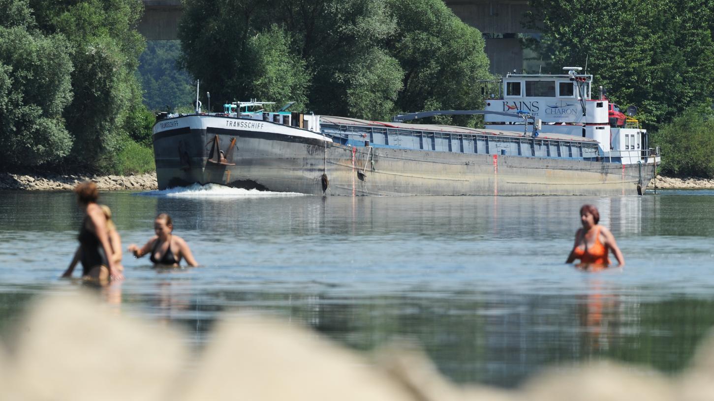 Die Dürre behindert inzwischen auch die Schifffahrt, wie hier an der Donau bei Bogen.