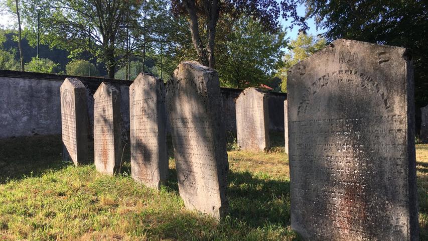 In Thalmässing gab es einst eine große jüdische Gemeinde. Ein Drittel der Bürger gehörten der Glaubensrichtung an. Heute erinnert noch der jüdische Friedhof an ihr Schicksal.
