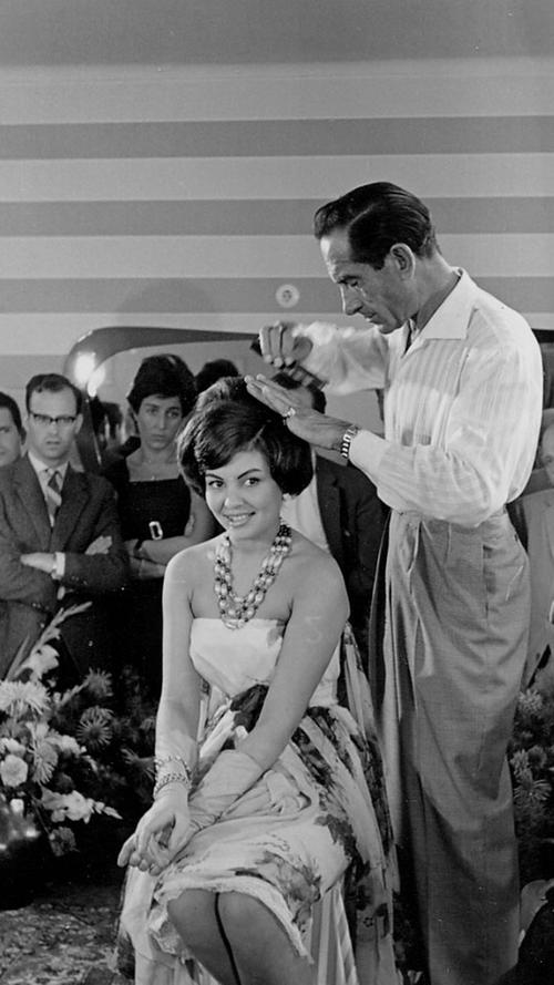 Antonio in Aktion: Bei einer Friseurstunde in Forchheim mit Patricia, einem Pariser Filmsternchen der 50er Jahre