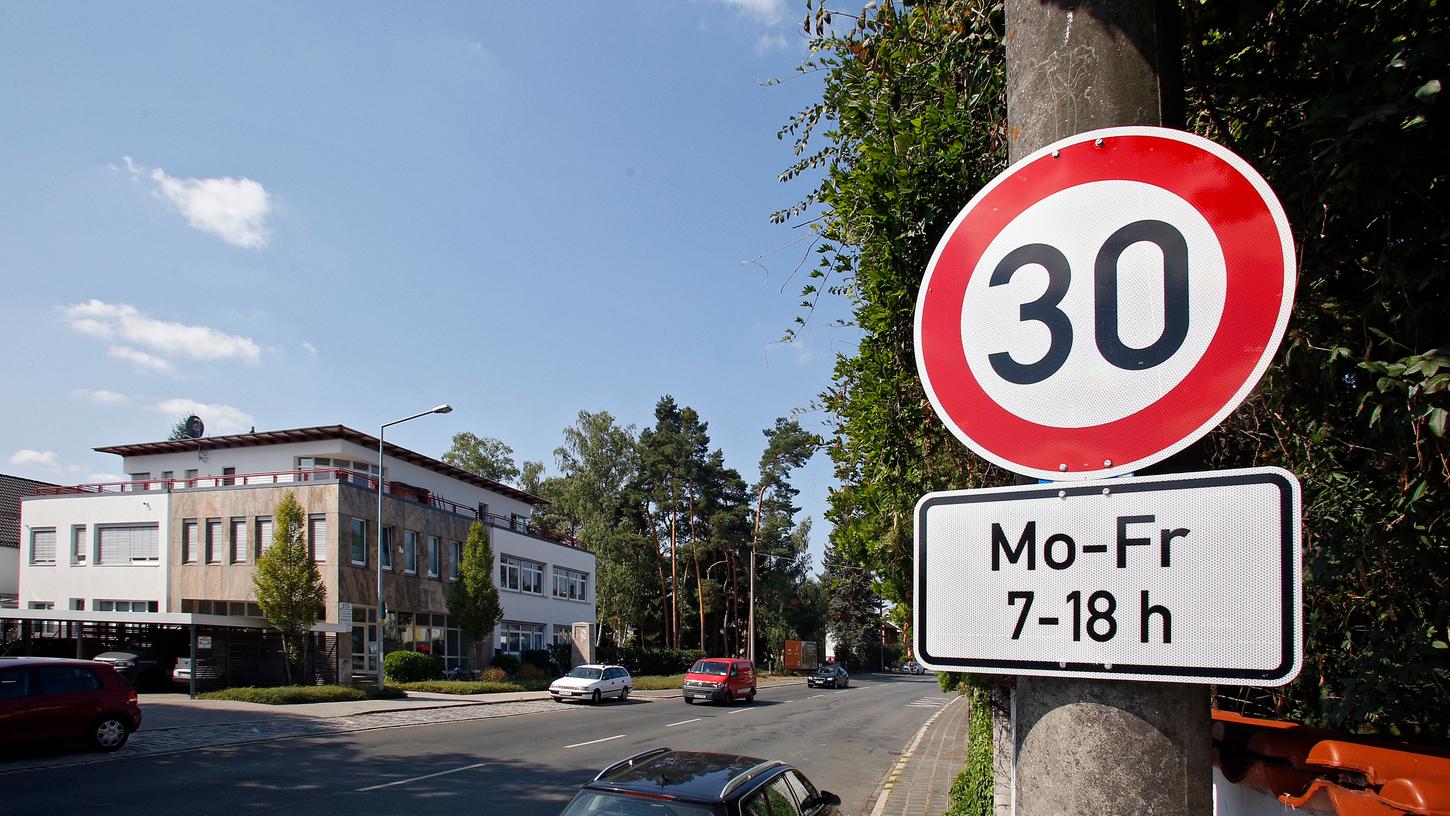 Vor dem Kinderhort in der Laufamholzstraße steht bereits ein Tempo-30-Schild. Die Straße ist eine Haupt-Pendlerstrecke in Nürnberg.