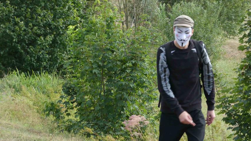 Ein Demonstrant auf dem Gelände - verkleidet mit der Guy Fawkes Maske.