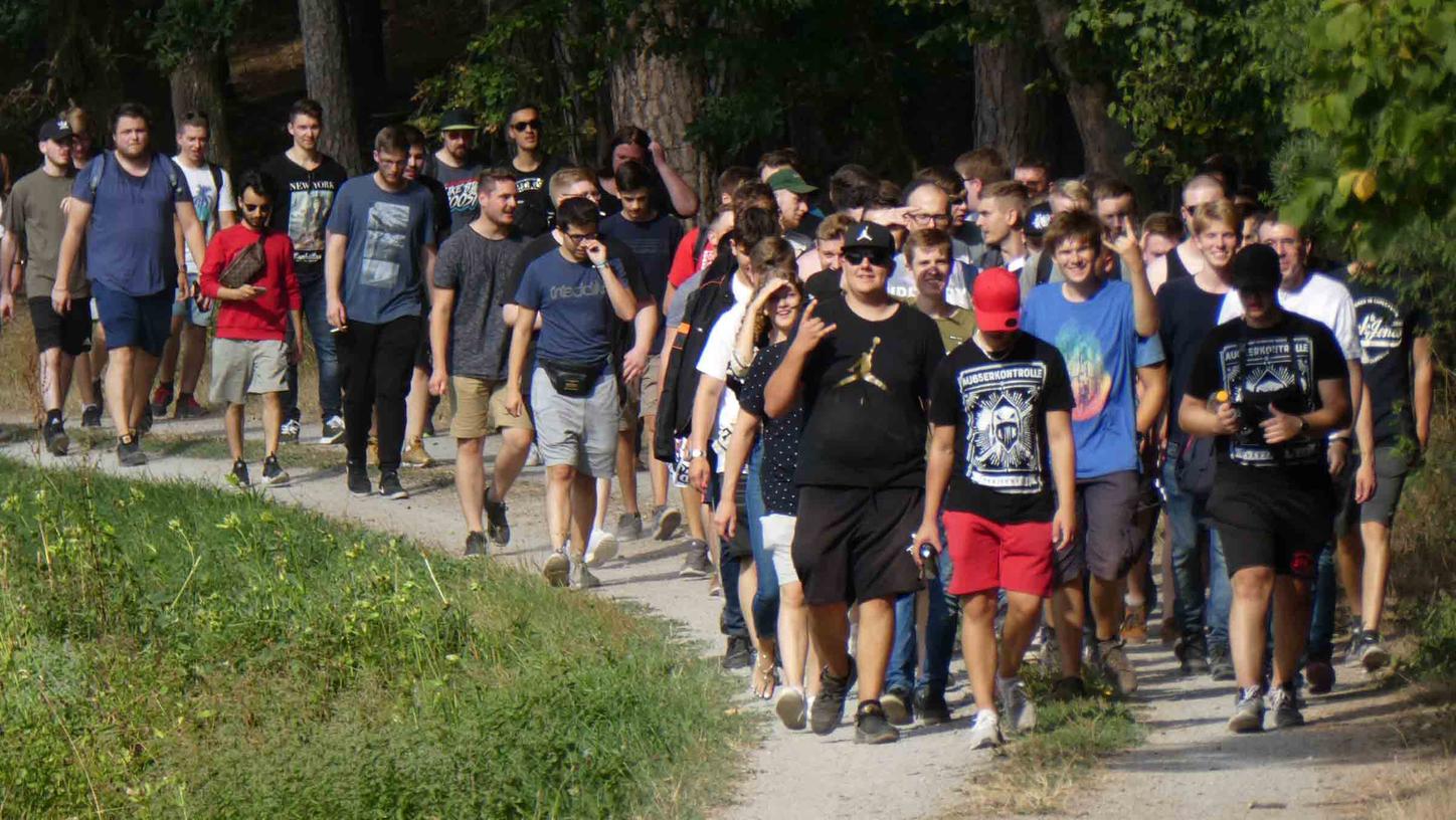 Hunderte machten sich am 20. August zum Haus des "Drachenlords" bei Emskirchen auf. Dass es soweit kommen konnte, überrascht auch Experten. Hunderte machten sich am 20. August zum Haus des "Drachenlords" bei Emskirchen auf. Dass es soweit kommen konnte, überrascht auch Experten.