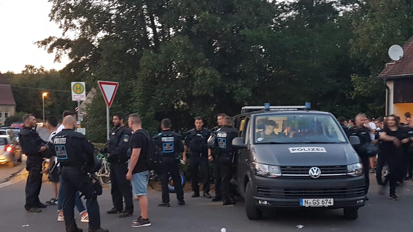 Immer wieder ist der 40-Seelen-Ort Altschauerberg Schauplatz von Polizeieinsätzen. Der Grund: Ein Youtuber. Immer wieder ist der 40-Seelen-Ort Altschauerberg Schauplatz von Polizeieinsätzen. Der Grund: Ein Youtuber.
