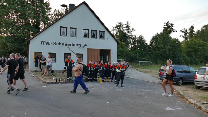 "Für uns Feuerwehrleute, die als Freiwillige rausfahren, um Menschenleben zu retten, ist es ein besonderes Gefühl der Unsicherheit, an solche Orte zu fahren. Da fährt Unbehagen mit", sagte der Pressesprecher der Feuerwehren Neustadt an der Aisch und Bad Windsheim.