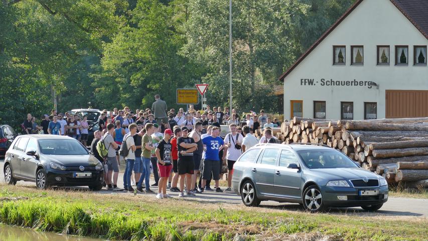 600 bis 800 Hater fanden sich über den Tag verteilt in Altschauerberg ein. Hier sammeln sie sich am Ortsschild von Neuschauerberg.