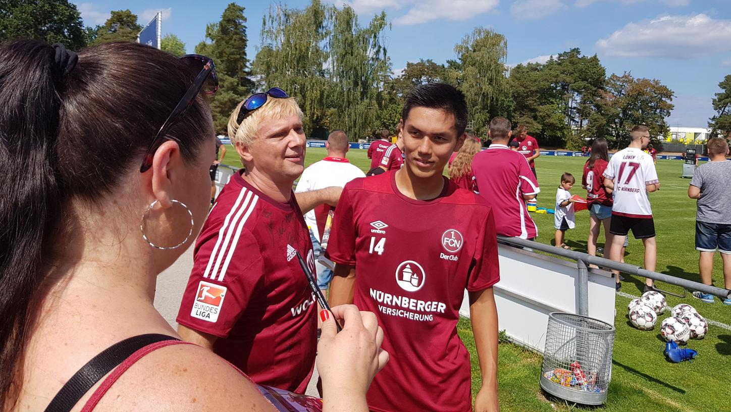 Die Fans nahmen ihn direkt in der Mitte unter sich auf: FCN-Neuzugang Yuya Kubo trainierte am Dienstag erstmals mit der Mannschaft.