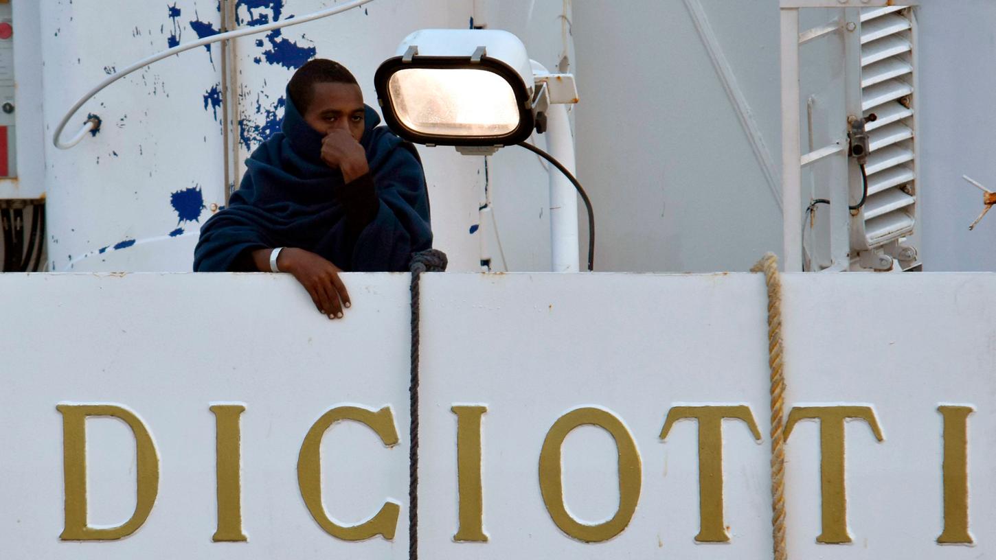 Die 177 Migranten an Bord dürfen das Schiff nicht verlassen. Innenminister Matteo Salvini will die Menschen nicht an Land gehen lassen, solange es keine "Antworten von Europa" gebe, verlautete aus Kreisen des Ministeriums.