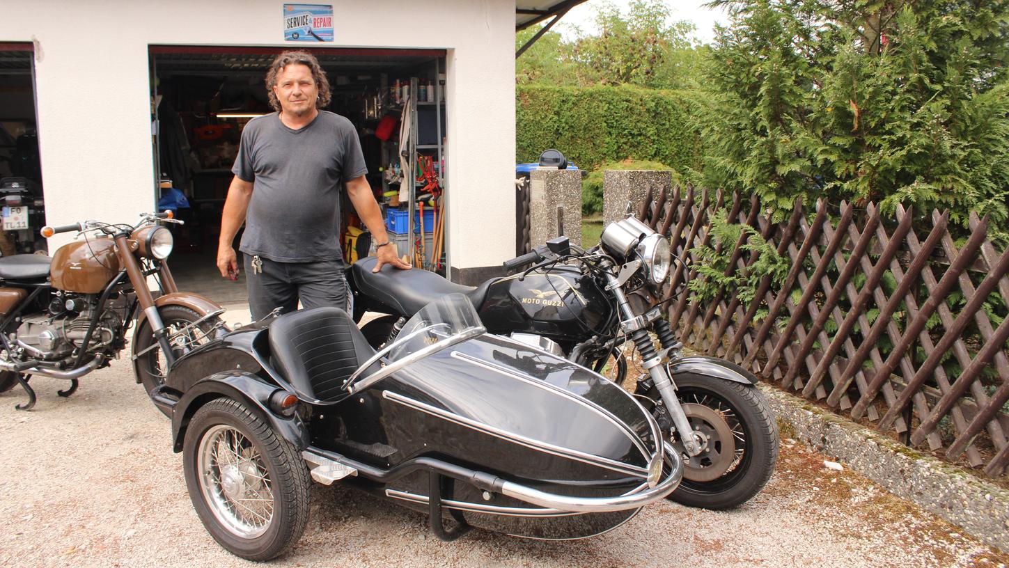 Thomas Lapperts großer Stolz ist eine Moto Guzzi Mille GT Baujahr 1988, die er vor seiner „Bastelhöhle“, der Garage, präsentiert. Hier werkelt er mit Phantasie und Liebe an den Maschinen.