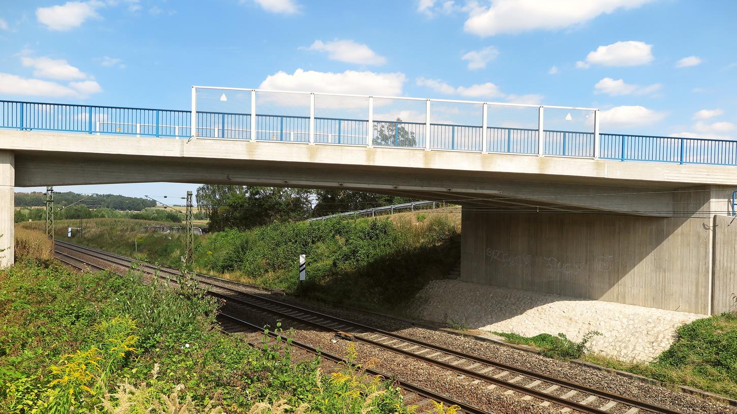 Die Bahnüberführung in Gstadt wurde 2013 eingeweiht. Sie trägt 60 Tonnen und hat rund 1,6 Millionen Euro gekostet. Fünf Jahre nach Fertigstellung wurde sie nun erstmals eingehend geprüft und ohne Mängel endgültig abgenommen. Die Bahnüberführung in Gstadt wurde 2013 eingeweiht. Sie trägt 60 Tonnen und hat rund 1,6 Millionen Euro gekostet. Fünf Jahre nach Fertigstellung wurde sie nun erstmals eingehend geprüft und ohne Mängel endgültig abgenommen.