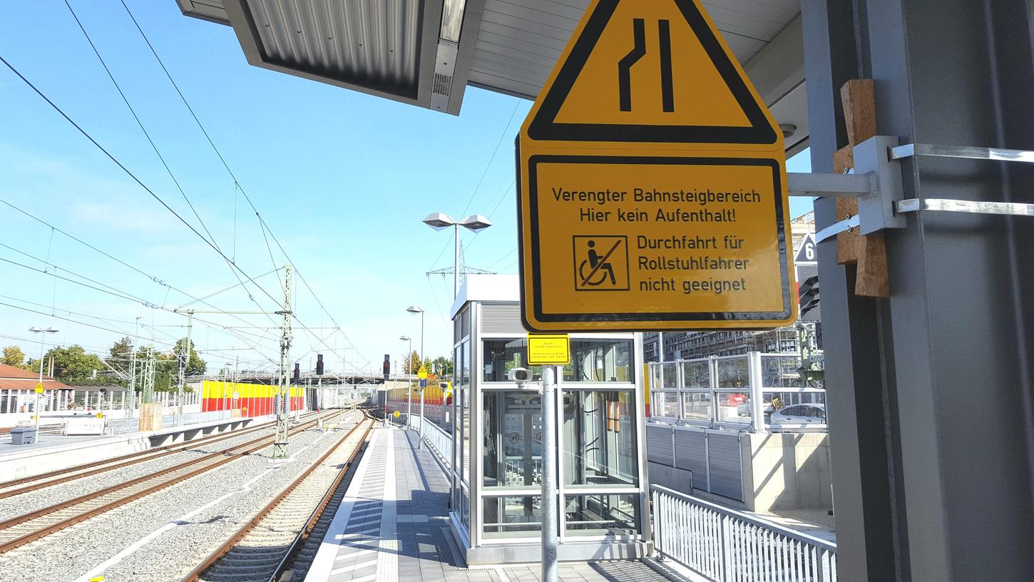Ein Schildbürgerstreiche der besonders Bahn’schen Sorte: Die Warnung am Gleis 7/8, dass die Durchfahrt zum Aufzug zu eng für Rollstuhlfahrer sei.