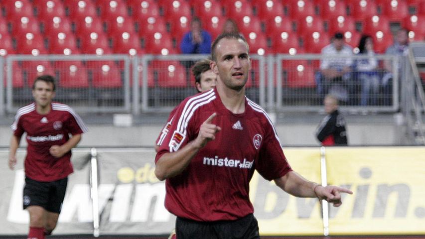 ... glückte auch Mintals slowakischem Landsmann Robert Vittek. Der Stürmer erzielte im März 2006 alle drei Tore beim 3:0 über den MSV Duisburg und ließ beim 1.FC Köln (Endstand 4:3) einen Hattrick zum 3:0-Zwischenstand folgen. Erstmals waren damit einem Bundesligaspieler sechs Tore hintereinander geglückt.