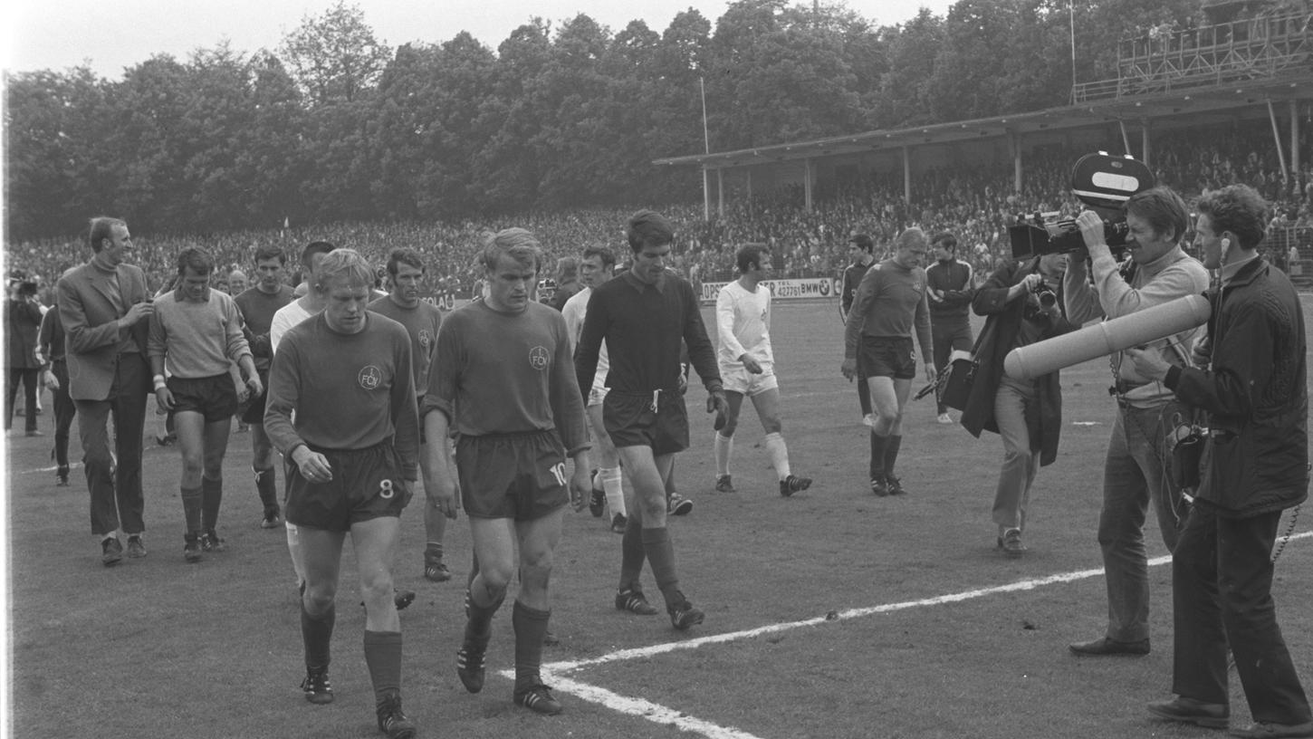 Nach dem 0:3 gegen den ersten 1. FC Köln stieg der Club am 7. Juni 1969 zum ersten Mal in die zweite Liga ab. Vorne (von links) trotten Hennes Küppers, Hanni Müller und Jürgen Rynio vom Feld.