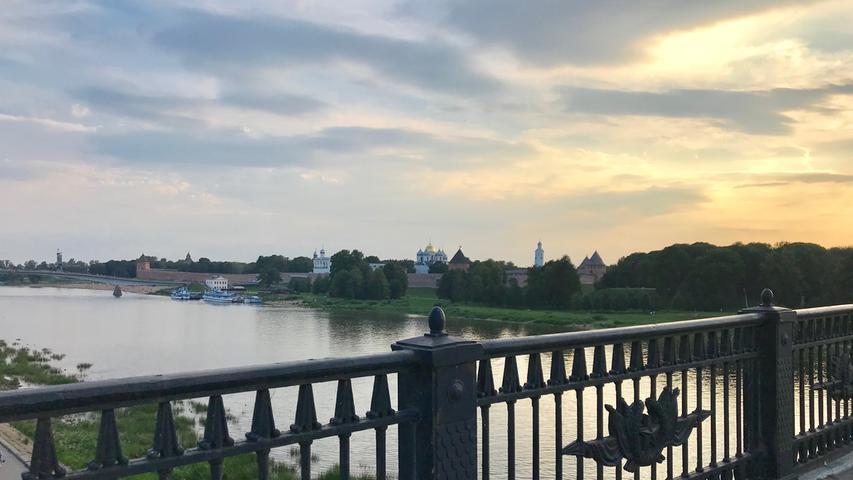 Am Abend des dritten Tages kommen wir in Nowgorod an, einer Großstadt am Fluss Wolchow. Wir gehen entlang der monumentalen Kreml-Mauer. Der Nowgoroder Kreml ist die älteste noch stehende Festungsanlage dieser Art in Russland.