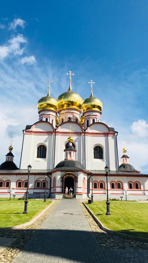 Im Waldaj-Nationalpark im Quellgebiet der Flüsse Wolga, Düna und Dnjepr steht diese schöne Kloster mit goldenen Kuppeln.