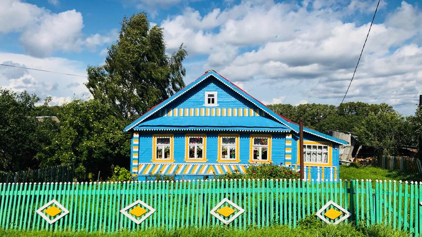 Viele Russen mögen es gerne bunt und streichen ihr zu Hause in grellen Farben.