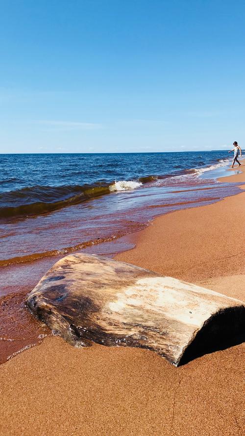 Wir rasten am Ladogasee und finden einen kilometerlangen unbebauten Strand. Ein Mann sucht mit einem Metalldetektor; nach Münzen, sonst hören wir nur das Rauschen des Wassers. 200 Kilometer misst der See im Durchmesser, er ist der größte Europas.