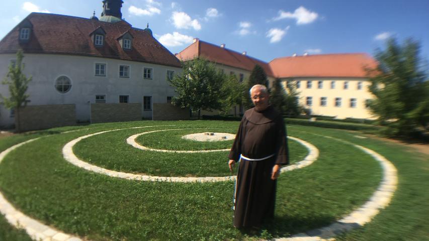 Zuvor trifft "Ede" aber noch Pater Amadeus im Garten des Franziskanerklosters in Freystadt.