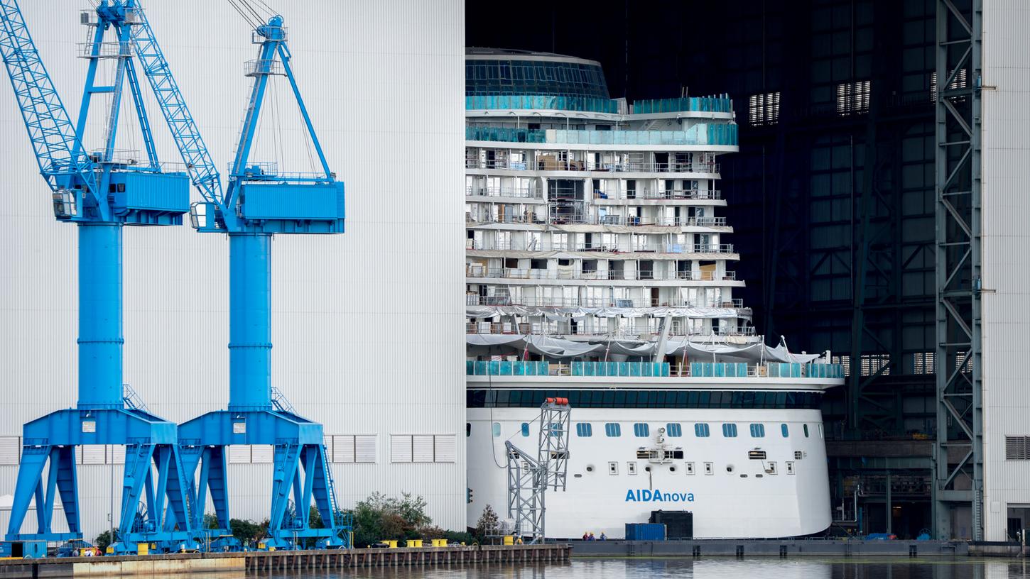 Das neue Kreuzfahrtschiff "AIDAnova" liegt in der geöffneten Werfthalle der Meyer-Werft. Statt mit Diesel fährt es mit Flüssigerdgas.
