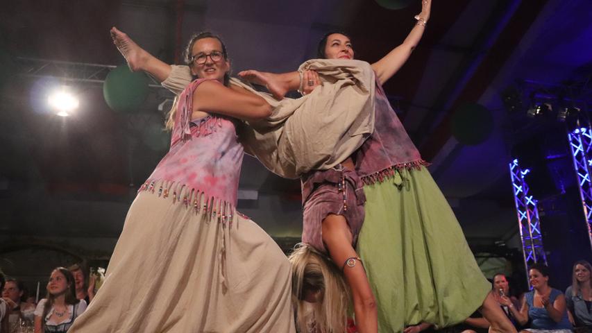Dieses Jahr war erstmalig auch der Tanzraum Weißenburg vertreten. Unter der Leitung von Julia Templer gaben die Damen drei Tänze zum Besten.