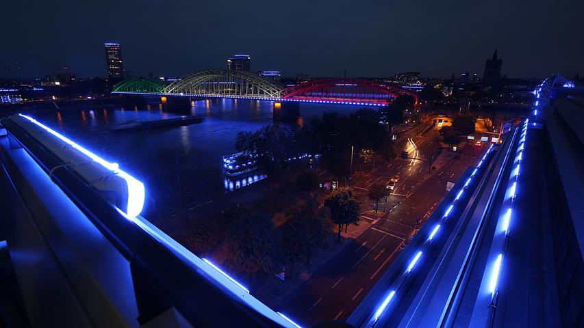 Zum zehnjährigen Jubiläum der Computerspielemesse wird jeden Abend das Kölner Rheinufer mit 7000 Leuchtstoffröhren beleuchtet, wie hier an der Hohenzollernbrücke.