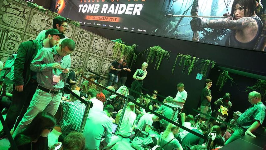 Zu sehen gibt es fast zu viel für einen Besucher: Manche warten vor dem Stand von Tomb Raider des Entwicklers Core Design...