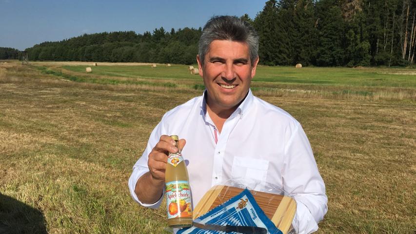 Nette Überraschung: Bürgermeister Horst Kratzer überrascht den Wanderreporter am Hengersbach mit einem Brotzeitbrett, Marmelade und kühler Apfelschorle.