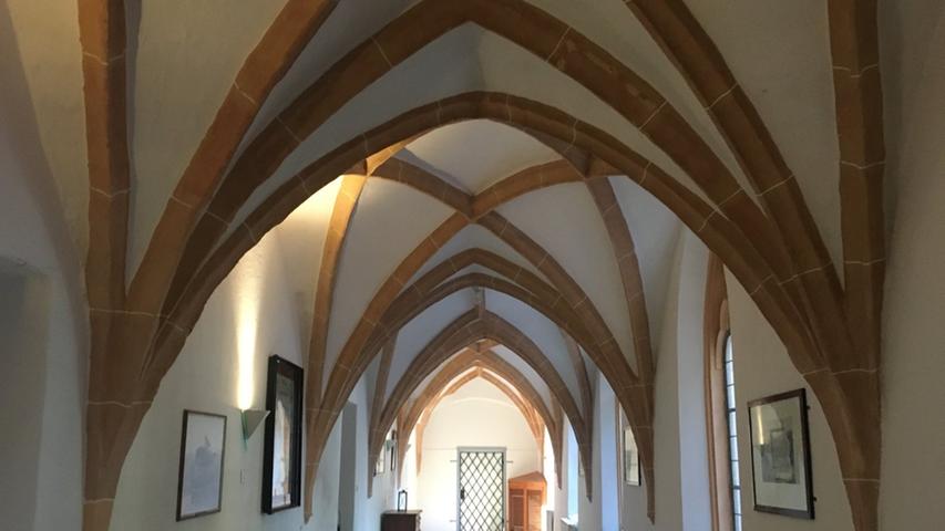 Wanderreporter Eduard Weigert hat im Kloster Seligenporten geschlafen und ist nun bereit, seine Route anzutreten.