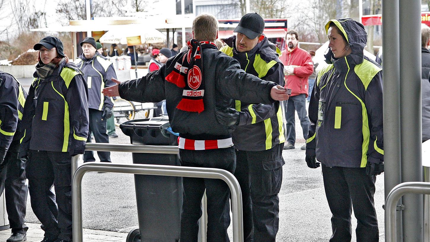 So entspannt wie bei dieser Personenkontrolle geht es am Eingang des Max-Morlock-Stadions bei weitem nicht immer zu. Damit die Fans möglichst stressfrei zu ihrem Platz kommen, gibt es künftig ein paar Neuerungen. (Symbolbild)