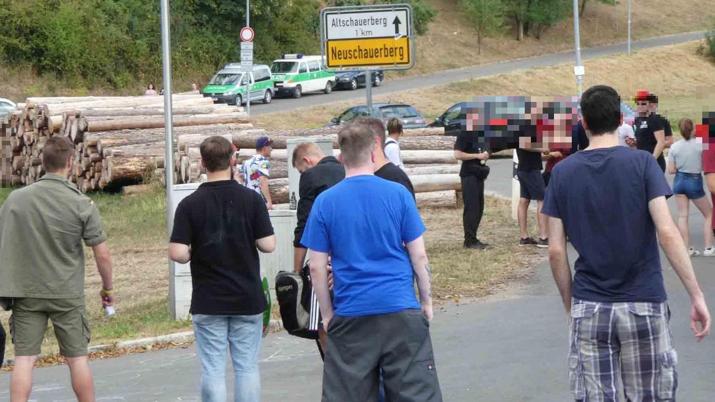 Wenn Hass im Internet zur realen Gefahr wird: In Altschauerberg trafen sich Anfang der Woche Hunderte Menschen, um gegen den YouTuber "Drachenlord" zu hetzen.