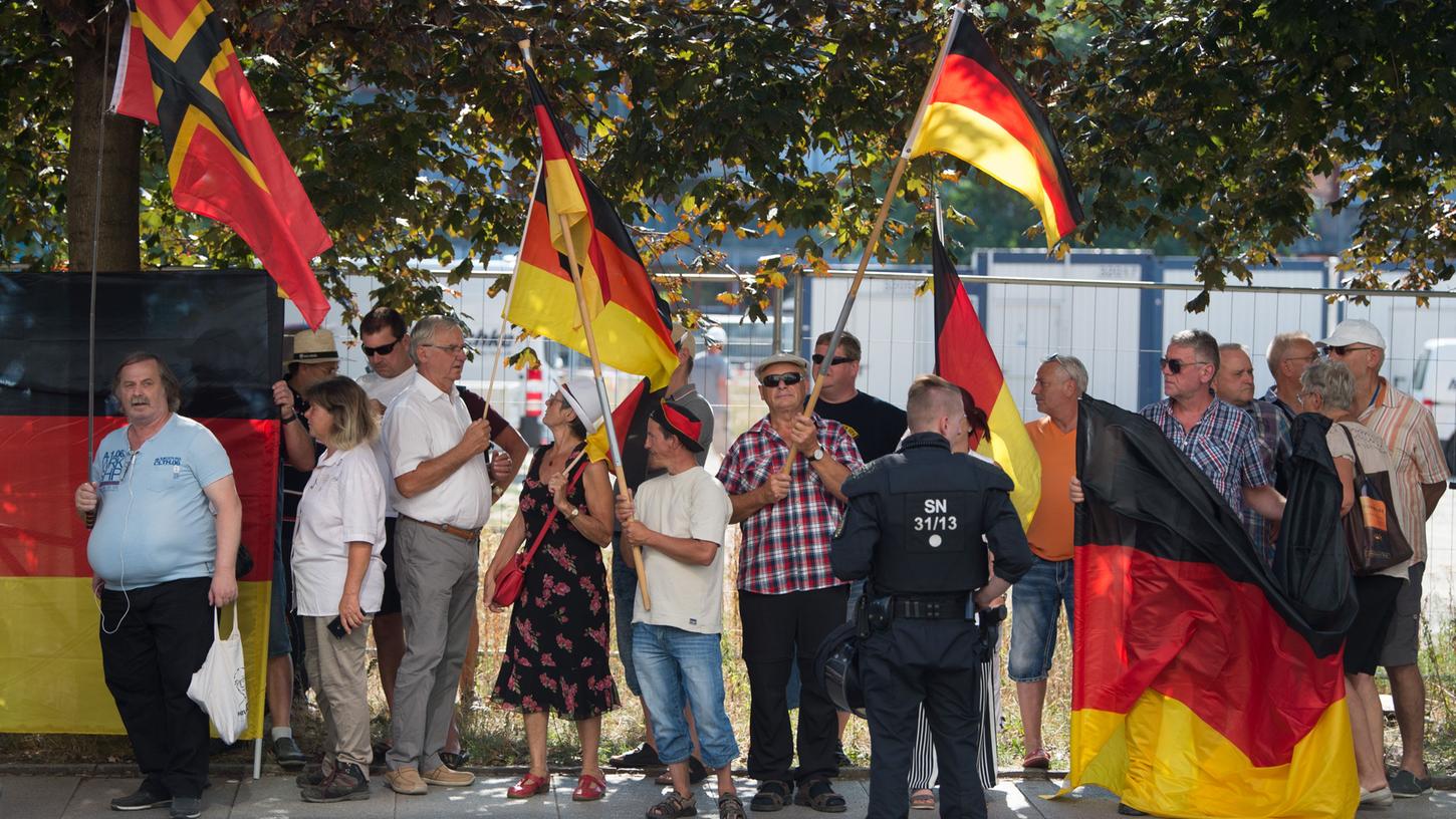 Bundesjustizministerin Barley hat nach Bekanntwerden brisanter Details zum Vorgehen gegen ZDF-Reporter am Rande einer rechtspopulistischen Demonstration in Dresden rasche und lückenlose Aufklärung gefordert.