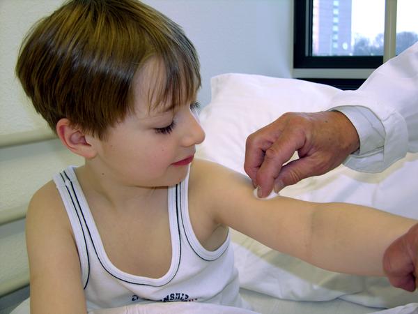 Durch eine Impfung lernt die köpereigene Abwehr, den fremden Keim-Eindringling unschädlich zu machen.