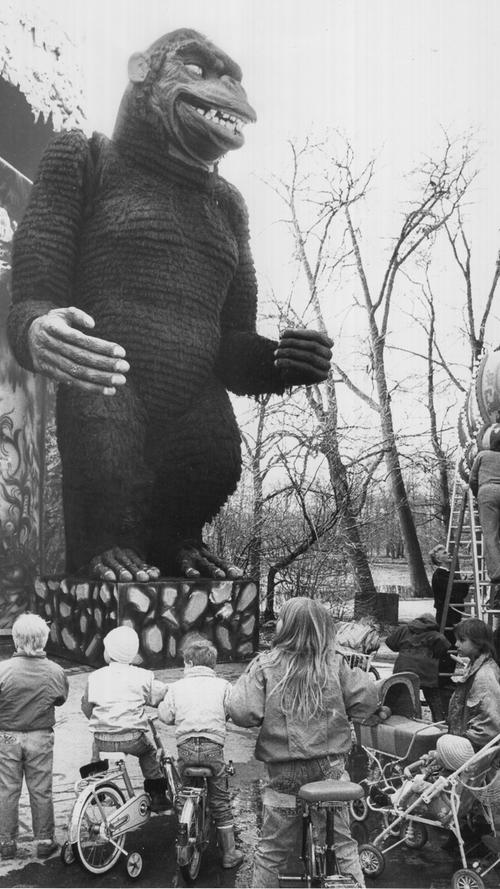 Im März 1988 grüßte King Kong an der neuen Geisterbahn, und die kleinen Volksfestbesucher blickten ehrfürchtig zu ihm auf. Stützrädchen erleichterten den Rundgang.