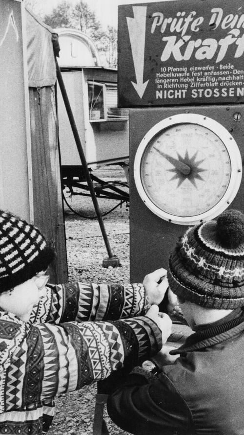 Im kalten Frühjahr 1970 erhitzten sich schon die Kleinen beim Kräftemessen an der Station "Hau-den-Lukas".