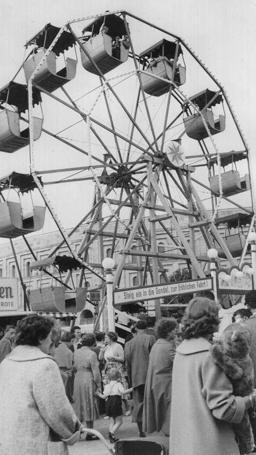 "Steig ein in die Gondel zur fröhlichen Fahrt": 1956 drehte sich bereits ein Riesenrad vor der Kulisse der Kongresshalle auf dem Herbstvolksfest.