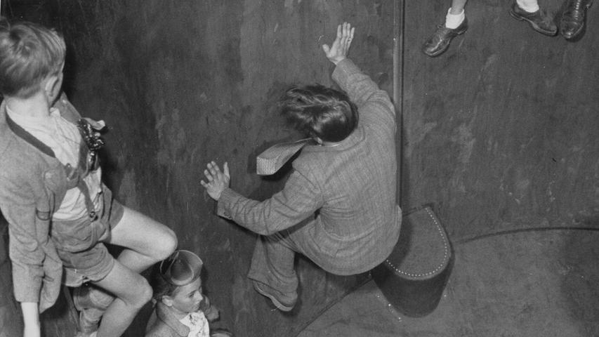 Hier klebten die Volksfestbesucher 1950 buchstäblich an der Wand: Der Rotor und die Fliehkräfte der Menschenzentrifuge drückten sie nach außen.