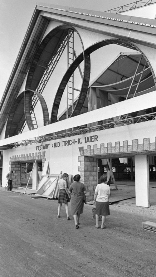 1968 erhielt die "Bierquelle" eine neue Fassade: Das große neue Zelt wurde aufgebaut.