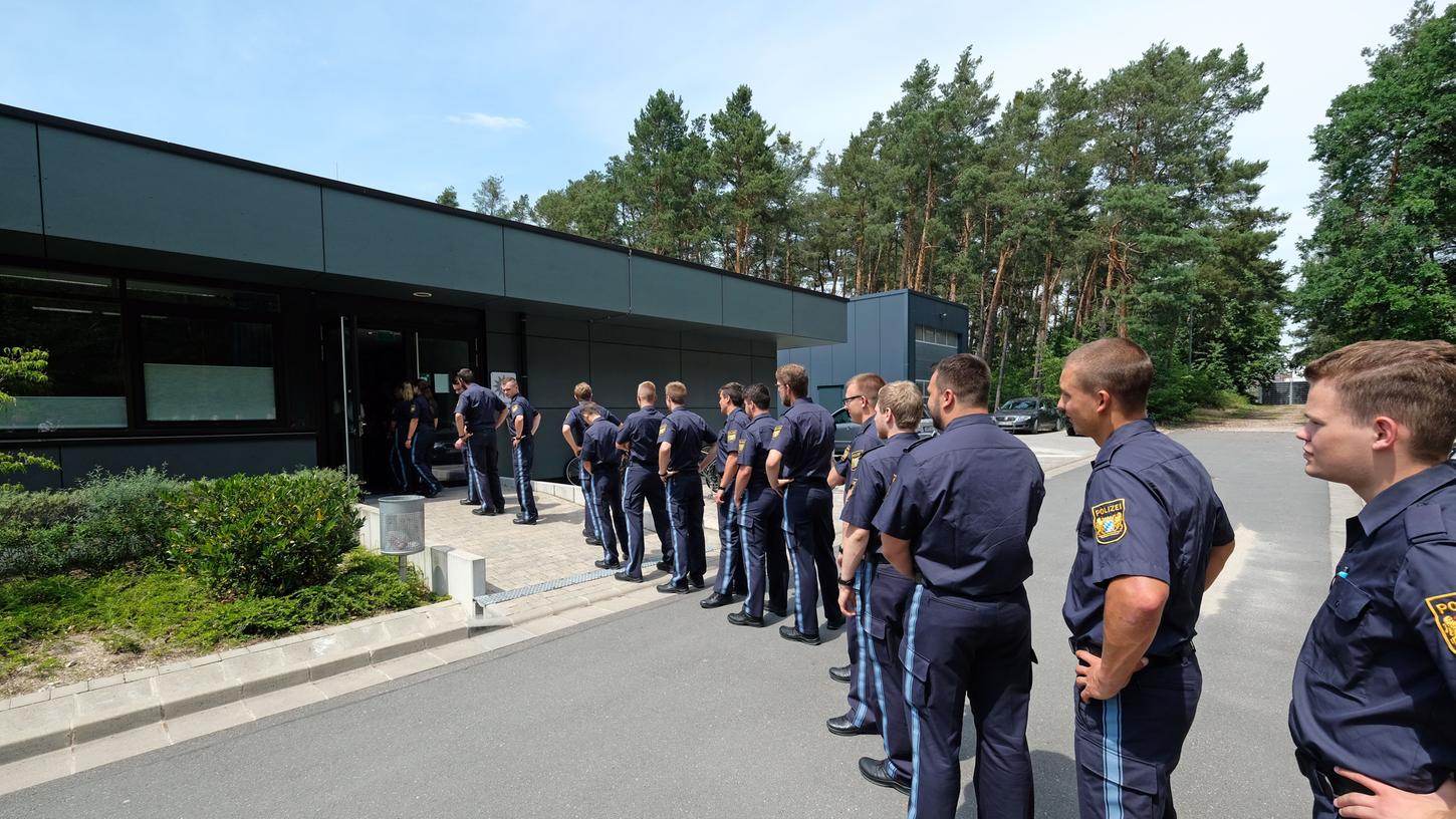 Auch Hunderte Polizisten der Nürnberger Bereitschaftspolizei haben sich typisieren lassen, um Björn zu helfen. Sie haben die Aktion seines Fußballvereins unterstützt.